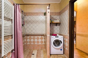 Suihku, hiustenkuivaaja, pyyhkeet