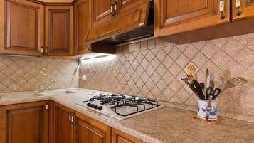 Køleskab, kogeplade, kaffe-/temaskine, brødrister