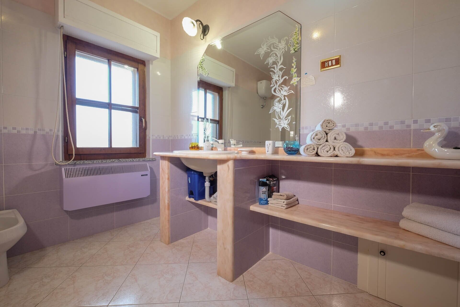 Douche, sèche-cheveux, serviettes fournies