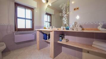 Douche, sĂšche-cheveux, serviettes fournies