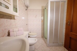 Shower, hair dryer, towels - "Belvedere" Apartment near the Beach with Wi-Fi, Garden, and Terrace (Gonnesa)