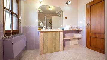 Bruser, hårtørrer, håndklæder