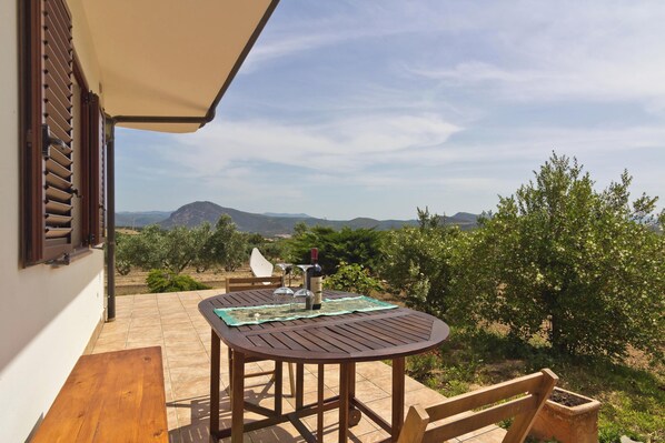Outdoor dining - Villa "Limone" near the beach – A/C, Wi-Fi, garden, terrace & barbecue (Gonnesa)