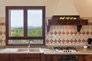 Fridge, oven, stovetop, coffee/tea maker - Villa "Limone" near the beach – A/C, Wi-Fi, garden, terrace & barbecue (Gonnesa)