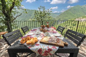 Outdoor dining - Apartment "Nonno Bigi Girasole" with Mountain View, Wi-Fi, Balcony & Garden (Tremosine sul Garda)