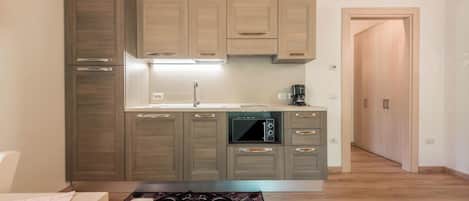 Jääkaappi, mikroaaltouuni, liesi, astianpesukone