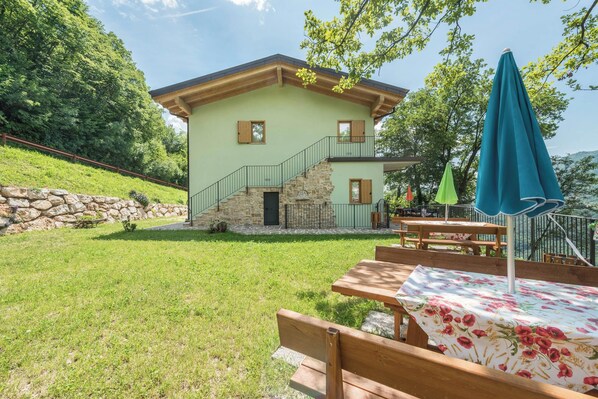 Outdoor dining - Apartment "Nonno Bigi Girasole" with Mountain View, Wi-Fi, Balcony & Garden (Tremosine sul Garda)