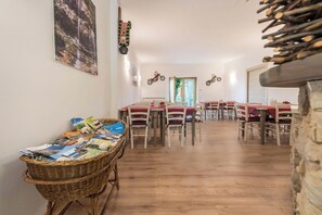 Dining - Apartment "Nonno Bigi Girasole" with Mountain View, Wi-Fi, Balcony & Garden (Tremosine sul Garda)