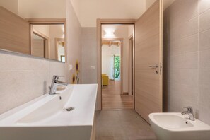 Shower, hair dryer, towels - Apartment "Nonno Bigi Girasole" with Mountain View, Wi-Fi, Balcony & Garden (Tremosine sul Garda)