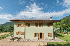 Un bâtiment à deux étages, doté d’un toit recouvert de tuiles, de nombreuses fenêtres et d’une entrée principale.