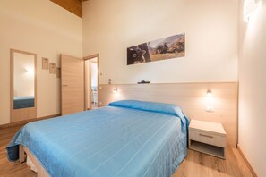 1 bedroom, free WiFi, bed sheets - Apartment "Nonno Bigi Genziana" with Mountain View, Wi-Fi, Balcony & Garden; Pet-Friendly (Tremosine sul Garda)