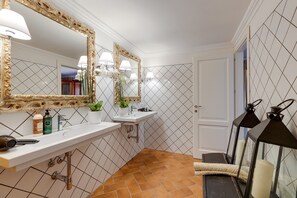 Shower, hair dryer, towels - Vacation Home "Casa de S Arca 3" with Spectacular Sea View, A/C, Garden, Terrace & Barbecue (Pistis - Arbus)