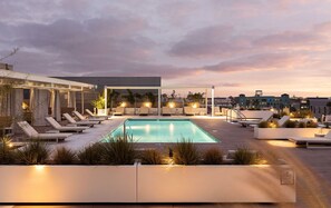 Outdoor pool, a rooftop pool - Arts District Pro Stay: Work. Unwind. Rooftop with pool, spa and gym. Parking (Los Angeles)