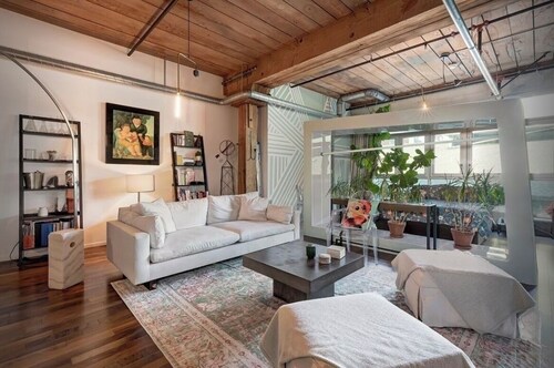 Arts District Pro Stay: Work. Unwind. Rooftop with pool, spa and gym. Parking
