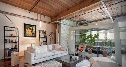Arts District Pro Stay: Work. Unwind. Rooftop with pool, spa and gym. Parking
