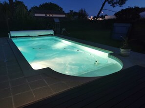 حمّام سباحة خارجي، حمّام سباحة مُدفَّأ