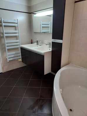 Combined shower/bathtub