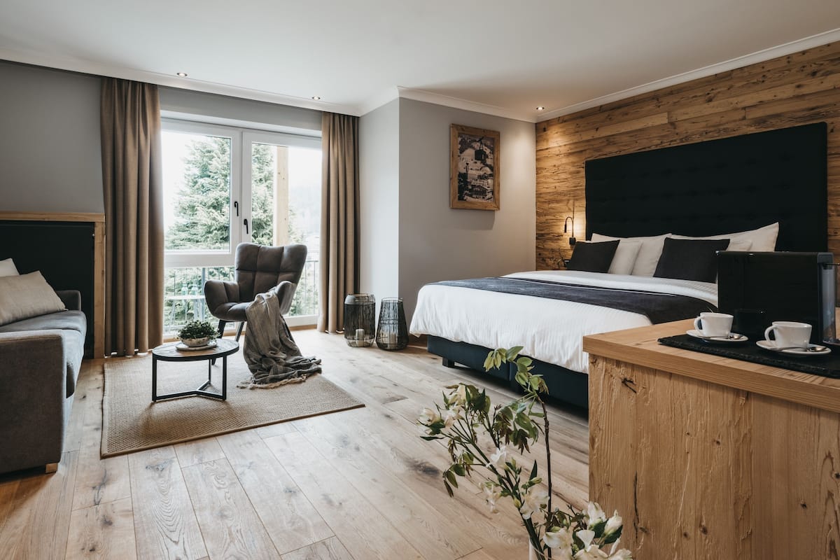 Junior Suite Deluxe II | 1 bedroom, in-room safe, free WiFi, bed sheets