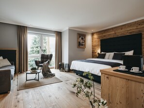 Junior Suite Deluxe II | Safe på rommet, wi-fi (inkludert) og sengetøy