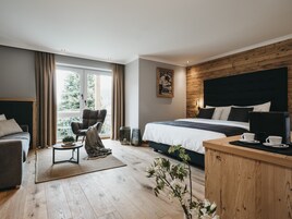 Junior Suite | 1 Schlafzimmer | In-room safe, WiFi (free), bed sheets