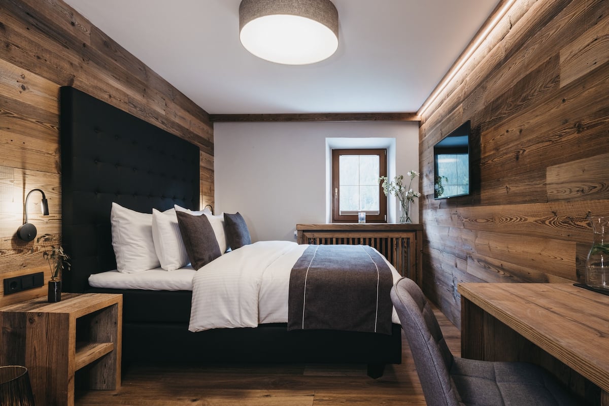 1 bedroom, in-room safe, free WiFi, bed sheets