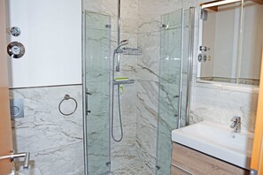 Ducha, secador de pelo, toallas