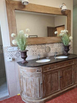 Combined shower/tub, hair dryer, towels, soap