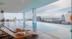 Outdoor pool - Vasaka Hotel Makassar Managed by Dafam (Makassar)