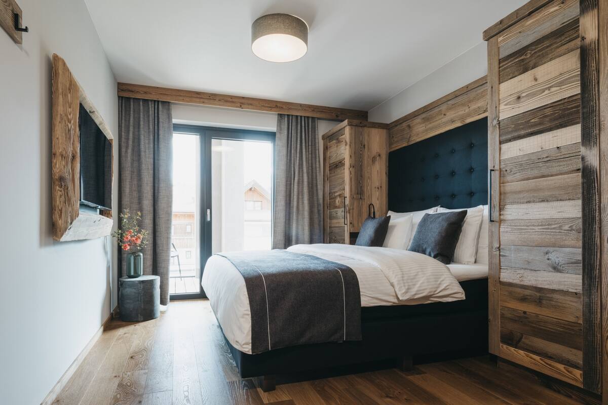 In-room safe, WiFi (free), bed sheets