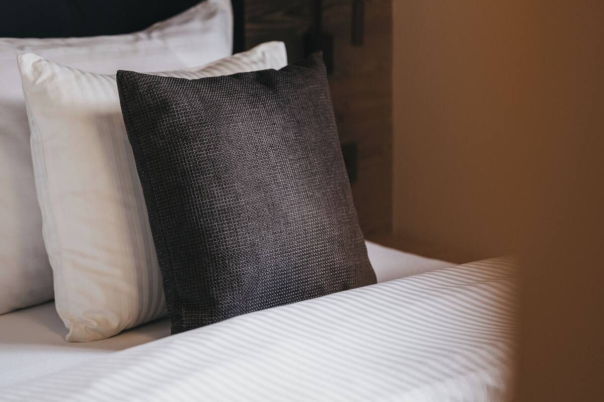 Deluxe Room | In-room safe, WiFi (free), bed sheets