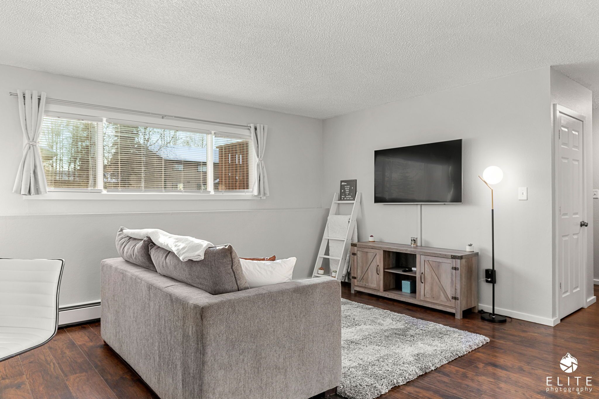 *Midnight Sun Suite*5 mins to Airport *Fast Wifi*