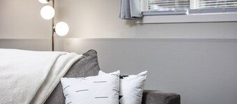 *Midnight Sun Suite*5 mins to Airport *Fast Wifi*