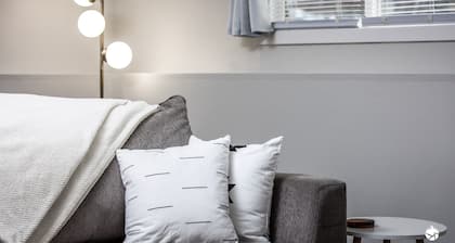 *Midnight Sun Suite*5 mins to Airport *Fast Wifi*