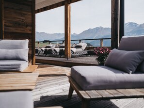 Vier Zimmer Apartment Standard mit Panorama Blick (Endreinigung 149 Euro) | Terrace/patio - VAYA St. Zeno Serfaus (Serfaus)