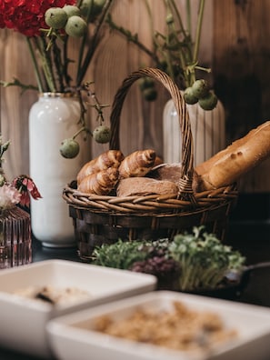 Tägliches Frühstücksbuffet (21 EUR pro Person)