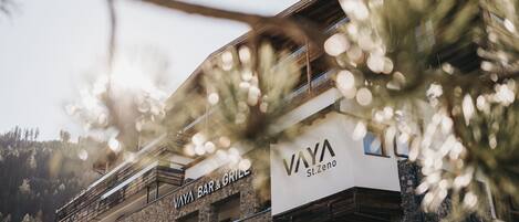 A building with a stone facade and a sign reading "VAYA BAR & GRILL St. Zeno".