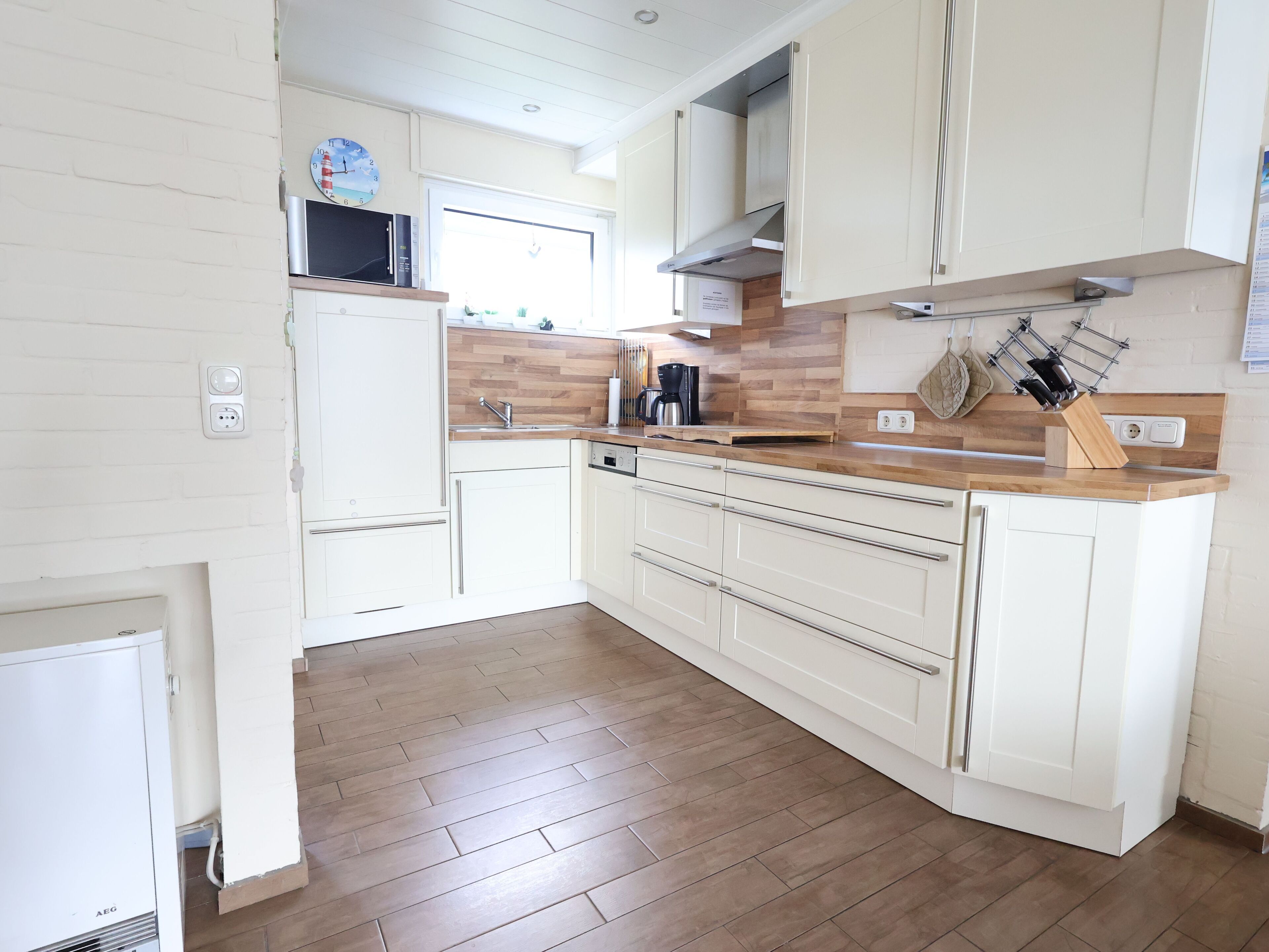 Kjøleskap, mikrobølgeovn, oppvaskmaskin og høy barnestol