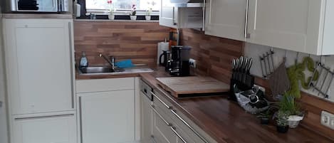 Refrigerador, microondas, lavavajillas y periquera