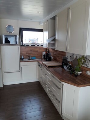 Kühlschrank, Mikrowelle, Geschirrspüler, Hochstuhl