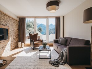 Drei Zimmer Apartment Standard | Living area | 25-inch TV with cable channels - VAYA Terrazena Serfaus (Serfaus)