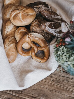 A variety of breads and a pretzel on a cloth. - VAYA St. Anton (Sankt Anton am Arlberg)