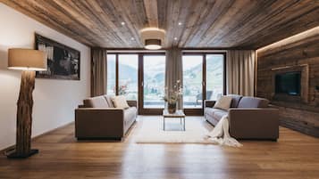 Vier Zimmer Apartment Grand Deluxe | Wohnbereich | 25-Zoll-Fernseher mit Kabelempfang