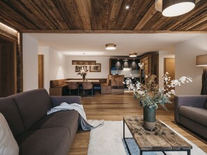 Fünf Zimmer Apartment Grand Deluxe Private Sauna | Oppholdsområde | En 25-tommers TV med kabel-kanaler