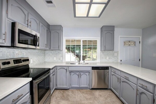 Private kitchen - Fully Remodeled 3 Bedroom 2 Bath House (Citrus Heights)