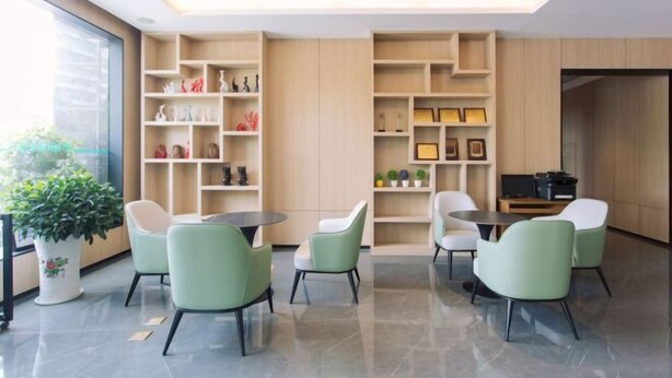 A modern interior with a seating area, built-in shelving with decorative items, and a potted plant. - Greentree Inn Anhui Xuancheng South Zhaoting Road Business Hotel (Xuancheng)