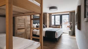 Suite, 1 chambre | 1 chambre, coffres-forts dans les chambres, bureau, rideaux occultants