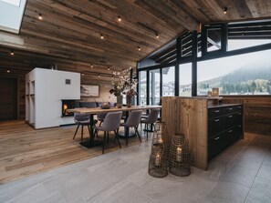 Ático, 5 habitaciones, sauna | Caja fuerte, escritorio, cortinas opacas y sistema de insonorización