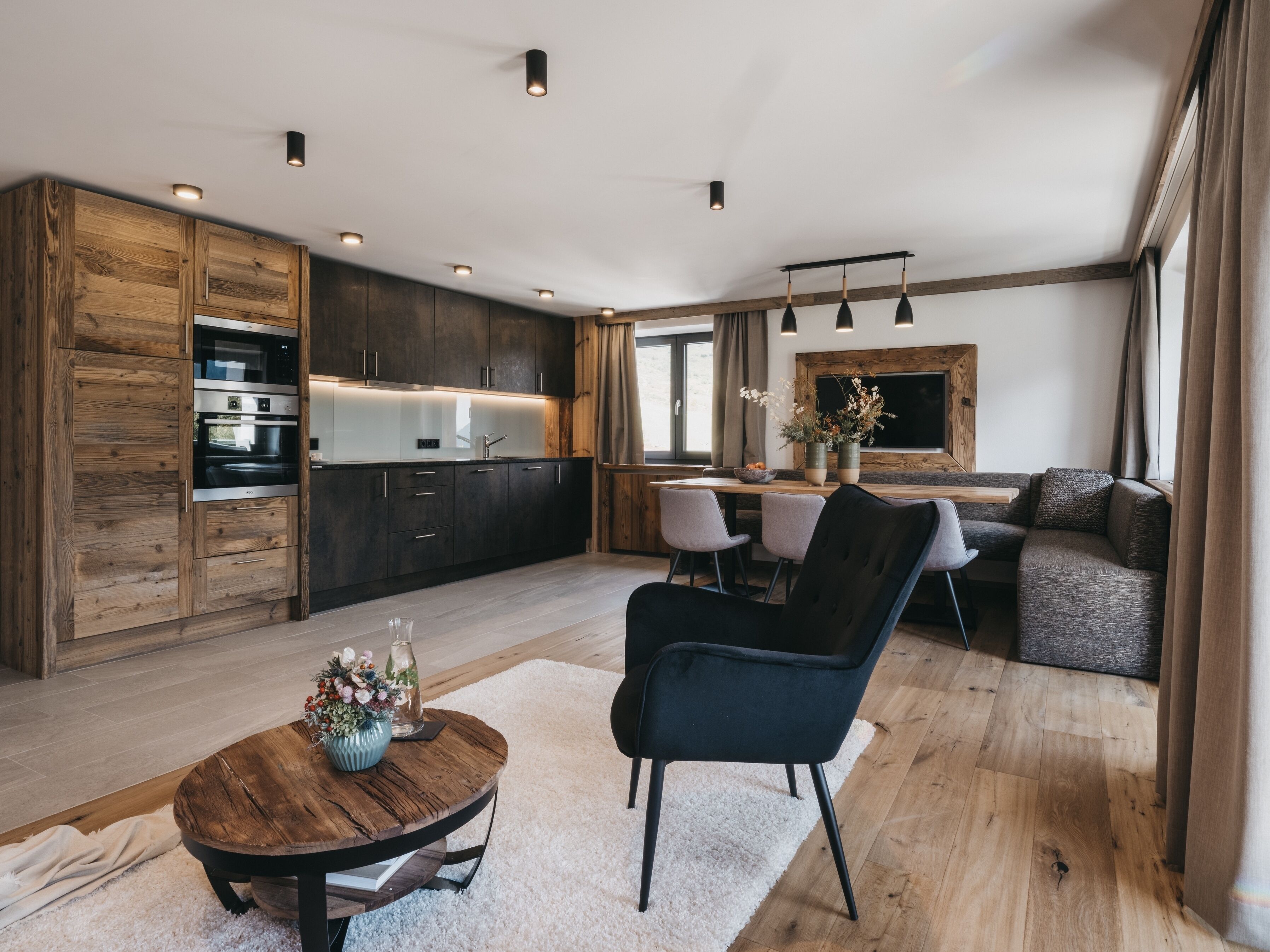 Una cocina moderna con armarios de madera, electrodomésticos integrados e iluminación empotrada.