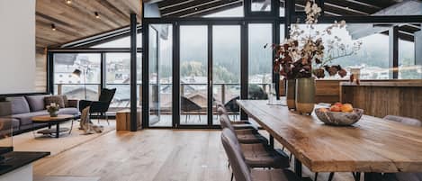 Penthouse, 5 slaapkamers, sauna | 1 slaapkamer, een kluis op de kamer, een bureau