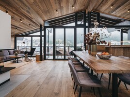 Ático, 5 habitaciones, sauna | Caja fuerte, escritorio, cortinas opacas y sistema de insonorización